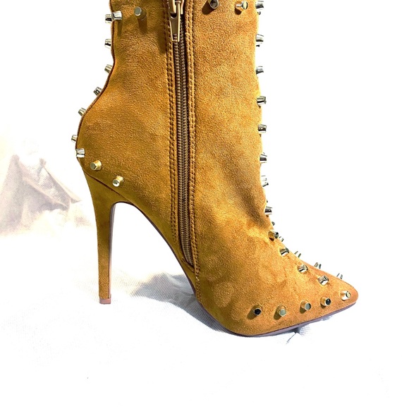 Lexa - Picture 2 of 3